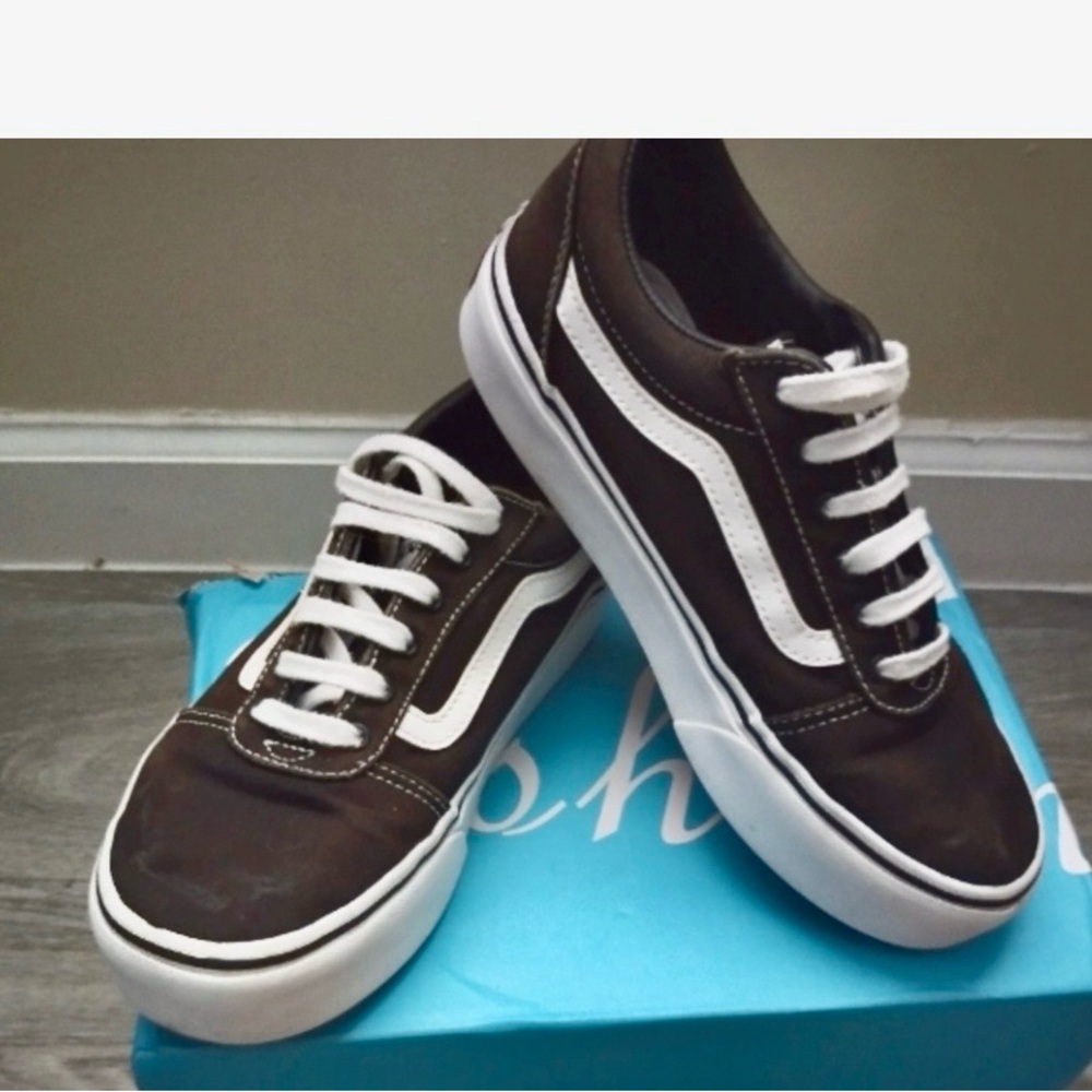 Vans Ward in the classic black and white size 5